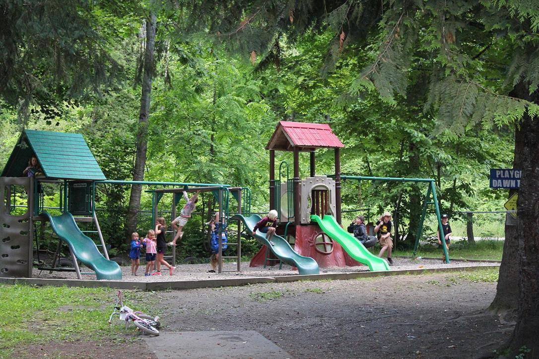 Revelstoke Rv & Cabin Resort Exterior photo